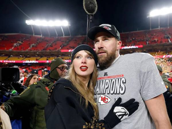 Taylor Swift y Travis Kelce se comprometieron en matrimonio.