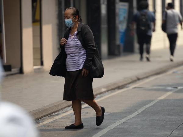 Los guatemaltecos han retomado el uso de la mascarilla por la contaminación del aire.