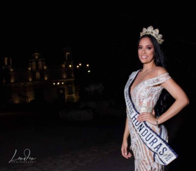 Así de bella lució anoche Cecilia Rossell para convivir con sus paisanos.