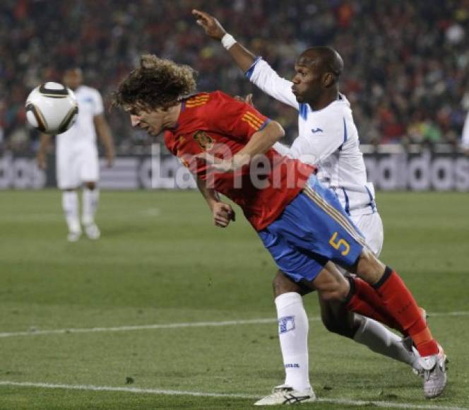 David Suazo vistió los colores de la selección de Honduras por varios años y jugó el Mundial de Sudáfrica en el 2010. Aquí en el duelo que tuvo con Puyol, defensor de España e ídolo del Barcelona.