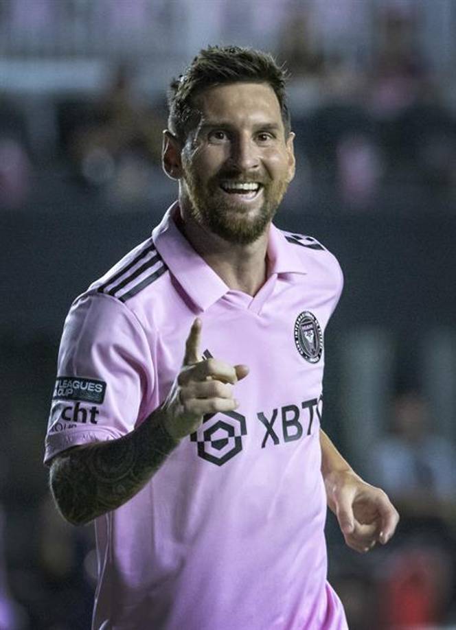 Y agregó: “No sé si los compró, pero se los regaló a todos para su primer partido”.