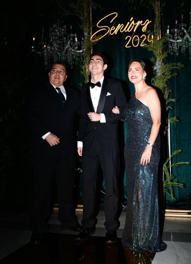 Afif, Andrés Gerardo y Lizza Handal durante su ingreso al escenario principal. 