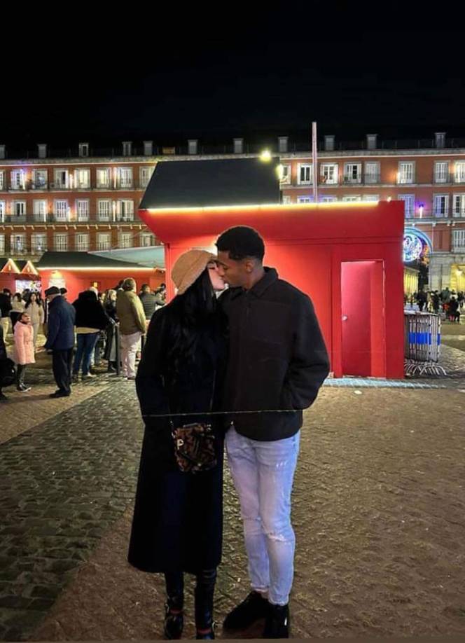 La Nochebuena del ‘Choco’ Lozano fue romántica y lo dejó ver con este cariñoso beso a su novia Joselinn Silver.