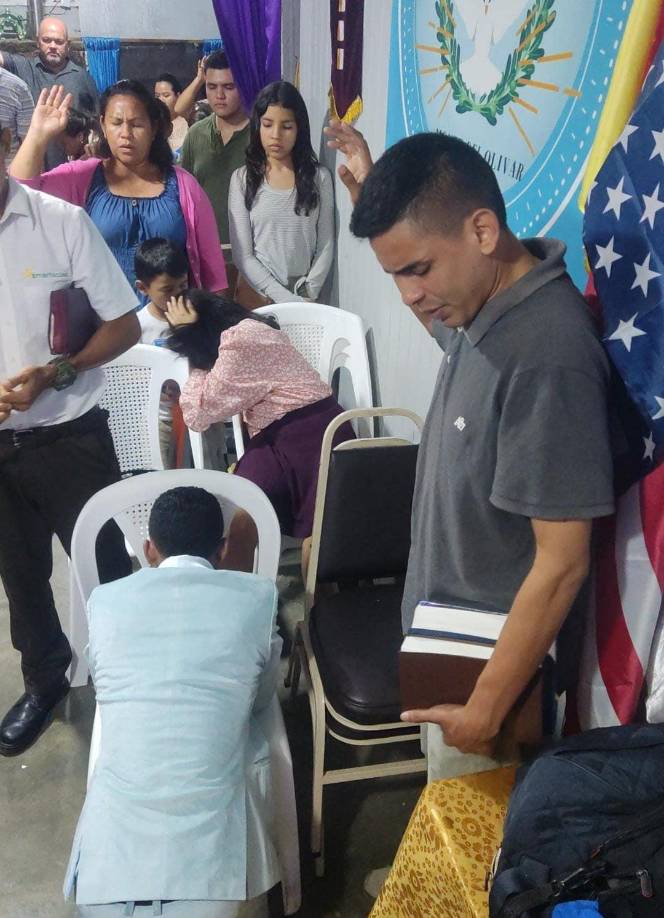 “Este joven que ven ahí a mi derecha, cargando mi Biblia y adorando al Señor es un joven que conocí allá en la cruzada de Honduras. Un evangelista que Dios está levantando poco a poco llamado Darwin Olveras”, lo había descrito el pastor puertorriqueño Vanierik Figueroa Osorio.