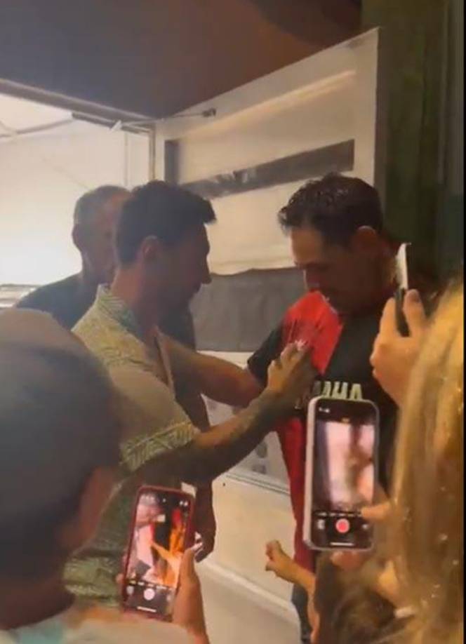 Tras salir del restaurante, Lionel Messi fue asediado por los aficionados. El astro argentino vio a un hincha con la camiseta del Newells y le dio un autógrafo. 