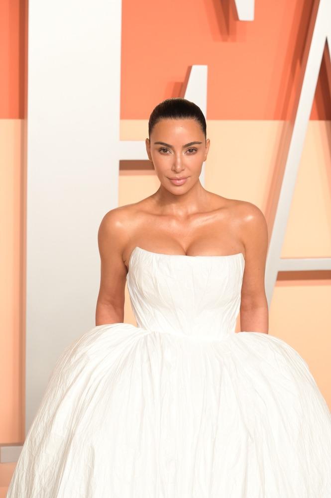 Kim Kardashian recibe un euro tras el traumático robo que sufrió en París