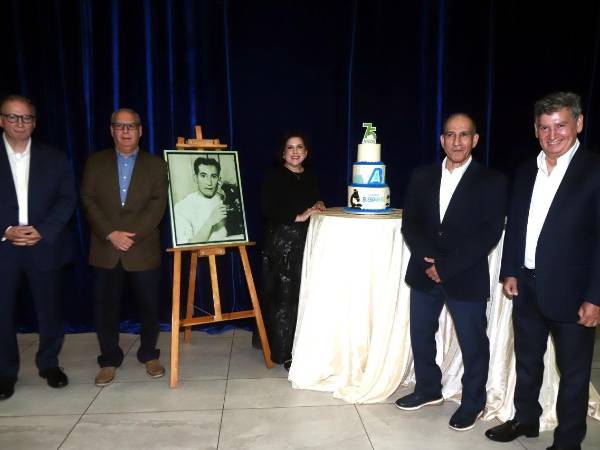 Eduardo, Jorge, Ana Clemencia, Abraham y Rodolfo Bueso junto a la fotografía de su padre Abraham Bueso Arias (QDDG).