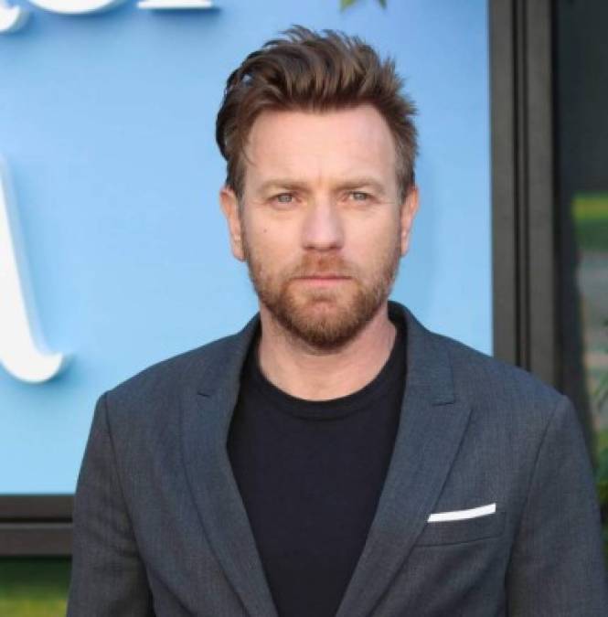 Ewan McGregor<br/><br/>El actor nacido en Escocia causó un gran revuelo en 2008 cuando le quitaron una marca de nacimiento de la frente, lo que llevó a especular que se había realizado un procedimiento cosmético. Más tarde, McGregor explicó que su médico eliminó varias lesiones sospechosas para realizar pruebas. Una, debajo del ojo del actor, resultó ser cáncer de piel.<br/>