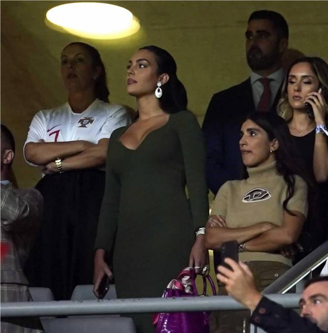 Así de bella se presentó Georgina Rodríguez al estadio para ver a su pareja.