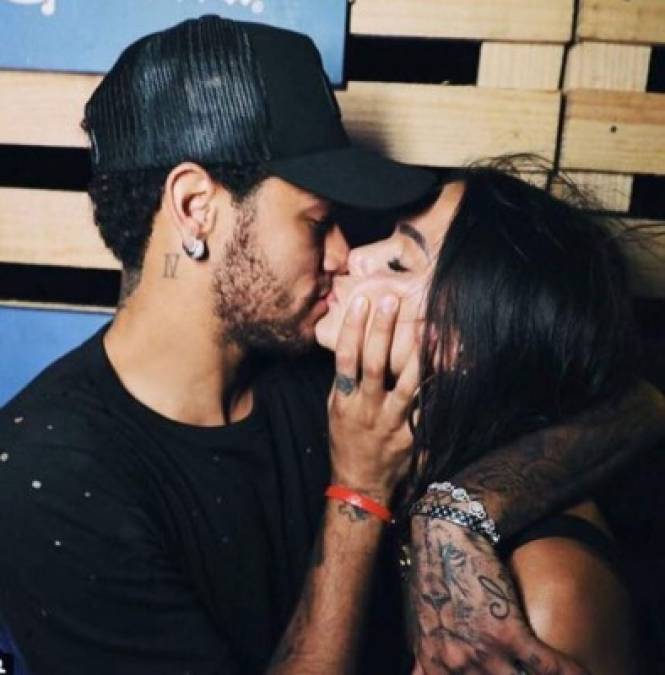 Y la gran sorpresa, el brasileño Neymar ha publicado esta foto en donde se besa con Bruna Marquezine, chica con la que había anunciado su separación a inicios del 2017 debido a que ella no le aceptó la propuesta de matrimonio. Ahora en el 2018 al parecer se han reconciliado.
