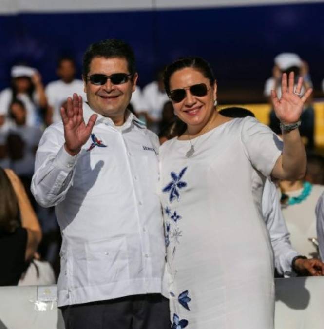 En el 2014 la primera dama lució un vestido blanco hueso con flores bordadas azules y blancas, y el presidente una guayabera con una guacamaya.<br/>