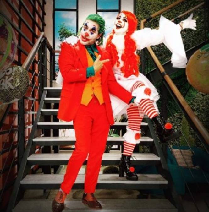 Legarreta se tomó una divertida foto con el actor y presentador Raul Araiza, que optó por disfrazarse de la más reciente versión del 'Joker'.