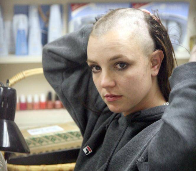 Estas imágenes le dieron la vuelta al mundo, pues la estrella pop había decidido deshacerse de su hermosa cabellera.