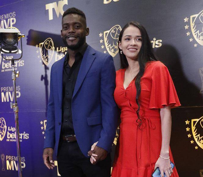 Clayvin Zúniga, goleador del Marathón, junto a su esposa la salvadoreña Gabriela Aguilar.