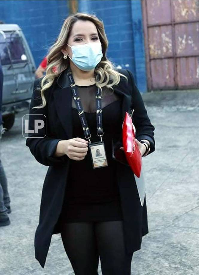 La siempre bella Tanya Rodríguez, presentadora de TVC, llegando al estadio Morazán para el partido Olimpia-Real Sociedad.
