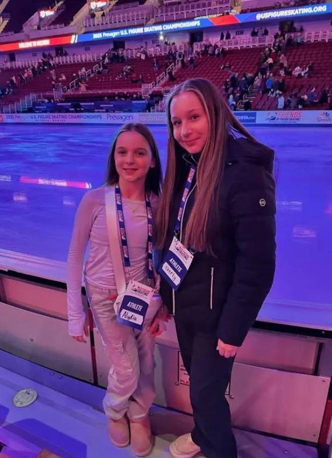 Las hermanas Everly, de 14 años, y Alydia Livingston, de 11, murieron en el accidente. Apenas unos días antes del accidente, las hermanas estadounidenses participaron en el Campeonato de Patinaje Artístico de Estados Unidos en Wichita, Kansas, de donde partió el vuelo de American Eagle operado por American Airlines.