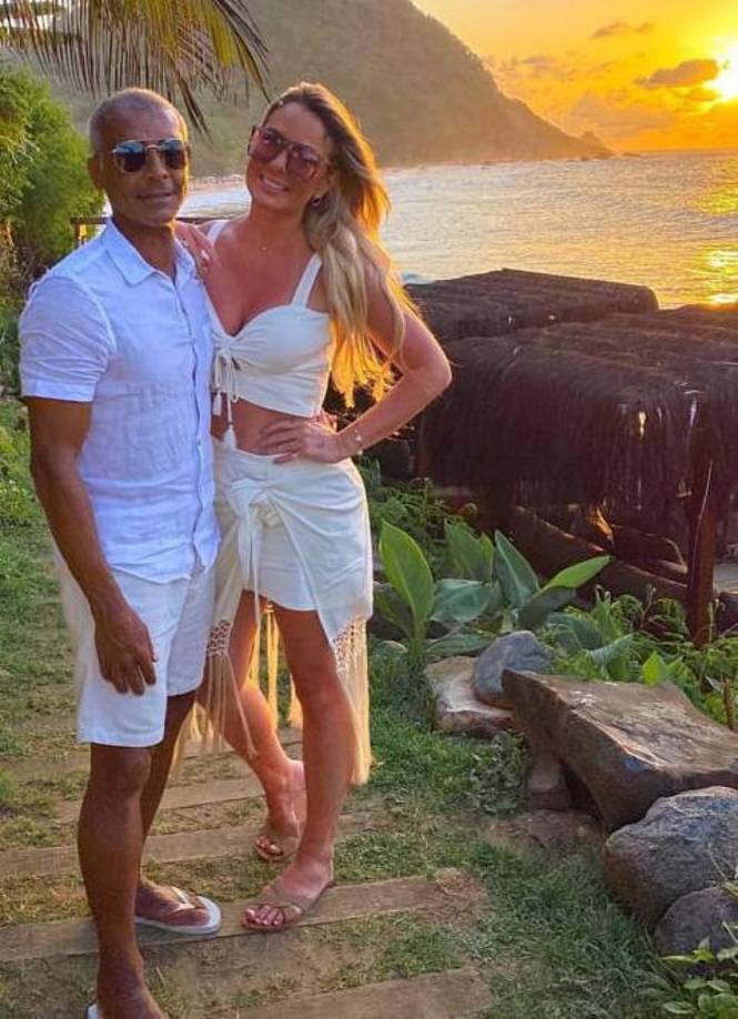 La relación entre Romario y la joven de 31 años de edad ha generado todo tipo de comentarios en Brasil. Ambos ya presumen los momentos que han compartido. 