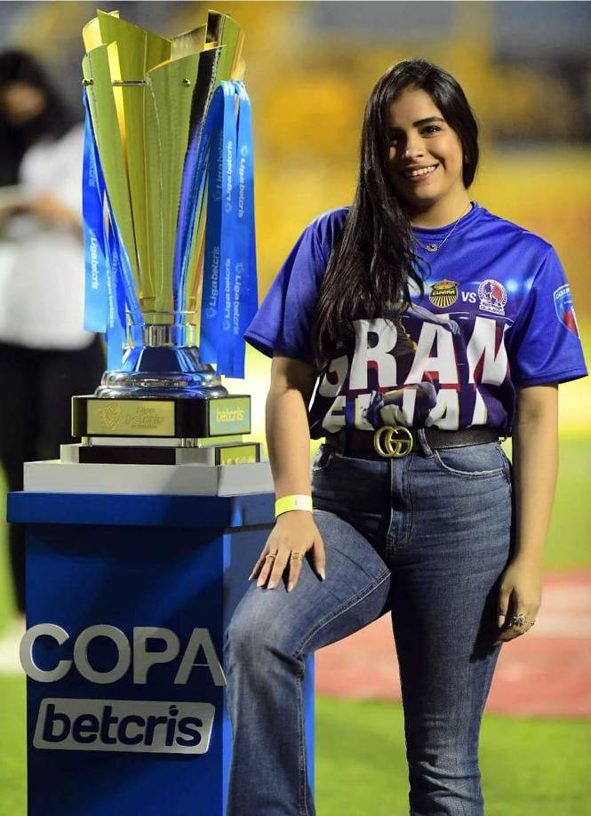 Todas querían una foto con el trofeo de campeón del Torneo Apertura 2021.