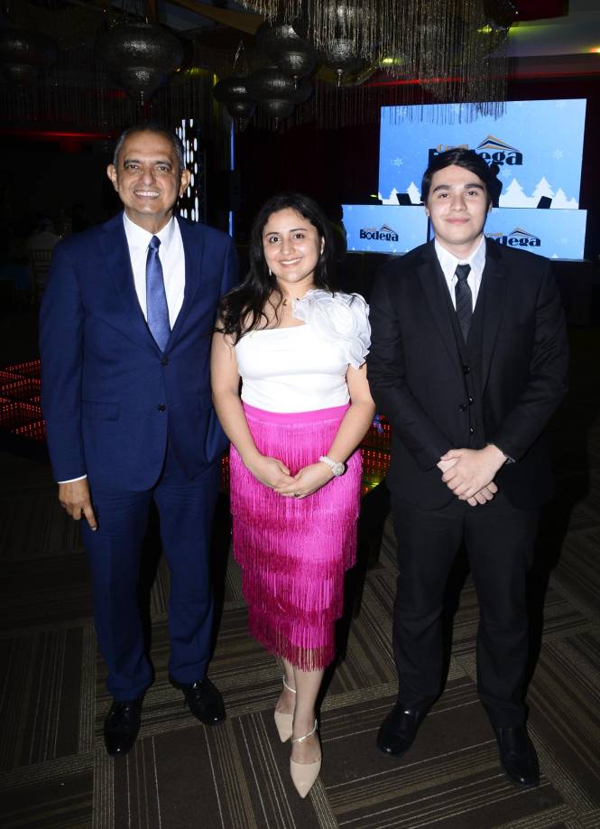 Javier Mejía, Lessy Ulloa y Denis García