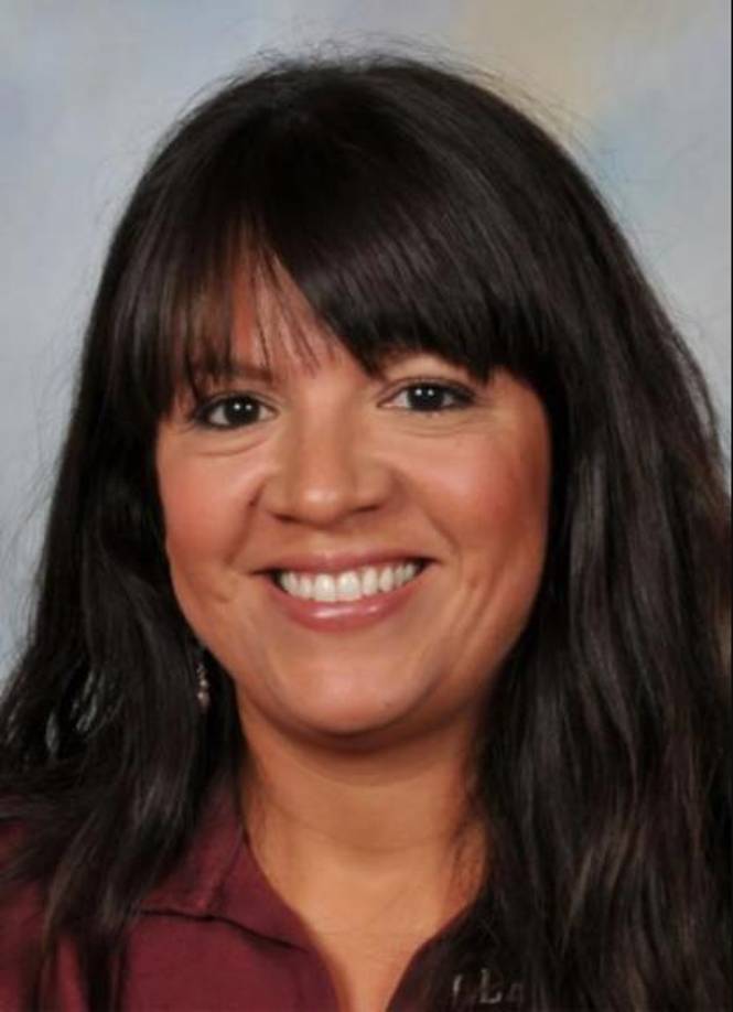 Mireles fue maestra de la escuela primaria Robb por 17 años, y estaba casada con Rubén Ruiz, un oficial de policía con el distrito escolar de Uvalde.