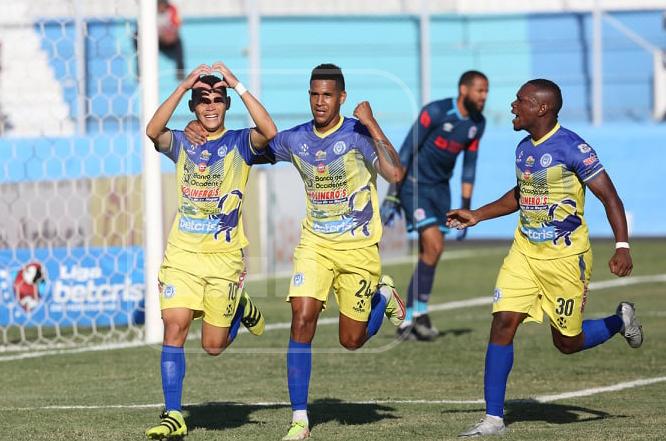 Damin Ramírez festejando el penal marcado ante Olimpia que significó el triunfo para Victoria.