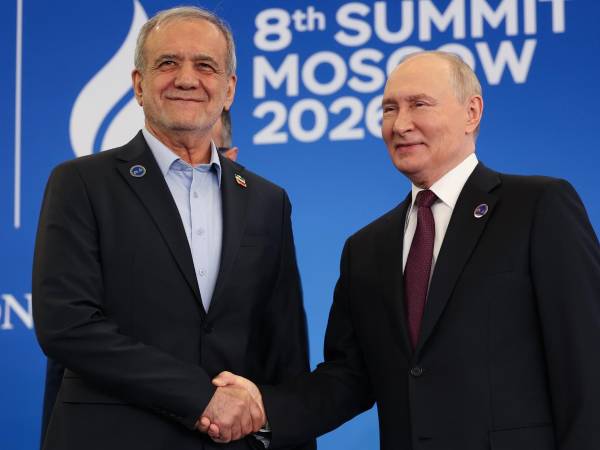 El presidente ruso Vladimir Putin saluda al presidente iraní Masoud Pezeshkian (i) durante la ceremonia oficial de bienvenida en la VIII Cumbre del Foro de Países Exportadores de Gas (FPEG) en Moscú, Rusia. EFE/EPA/ALEXANDER KAZAKOV
