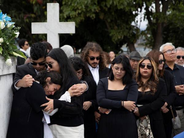 Familiares en el funeral en Costa Rica de Roberto Samcam Ruiz, mayor retirado del Ejército de Nicaragua.
