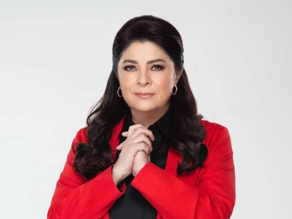 La actriz Victoria Ruffo abrió nuevamente el debate sobre su historia con Eugenio Derbez, al asegurar en una entrevista reciente que el actor y productor fue un padre ausente durante la infancia de José Eduardo Derbez. Según Ruffo, el principal problema fue que Derbez “nunca quiso ser papá”, lo que derivó en una relación distante y poco constante con su hijo.