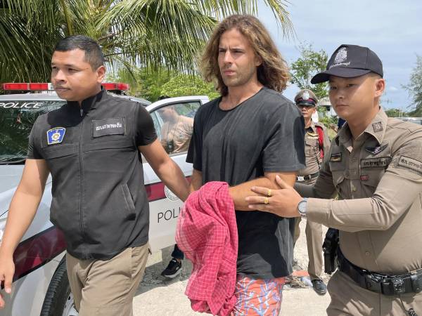 Fotografía de archivo del español Daniel Sancho junto a la policía de Tailandia. EFE/EPA/SOMKEAT RUKSAMAN