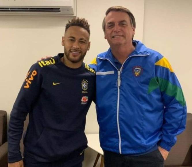 Jair Bolsonaro, presidente de Brasil, se desplazó hasta el hospital donde estaba Neymar para darle ánimos y desearle una pronta recuperación.