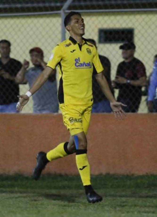 Allans 'Chapeta' Vargas le dio la victoria al Real España en el estadio Humberto Micheletti y así celebró.