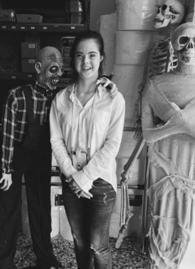 El golpe de suerte de Ávila ha sido posible gracias a un 'ángel' llamado Kenzie Dugmore, de 14 años e hija de la coordinadora de modelos de la Fashion Week, quien leyó un artículo sobre su historia y, al ver que su máximo objetivo era Nueva York, contactó con ella a través de Facebook para hacerlo realidad.