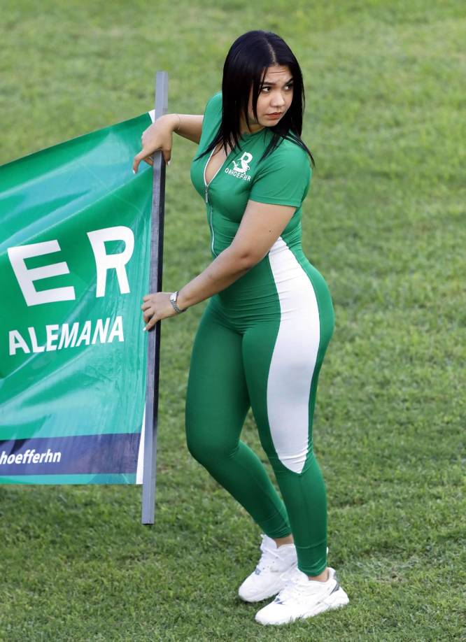Bellas edecanes pusieron el color y la belleza en el estadio Yankel Rosenthal durante el partido Marathón-Real Sociedad.
