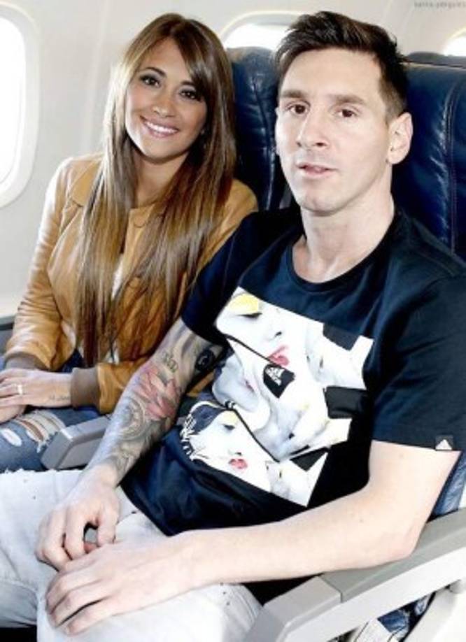 Antonella y Messi en el avión camino a Zúrich.