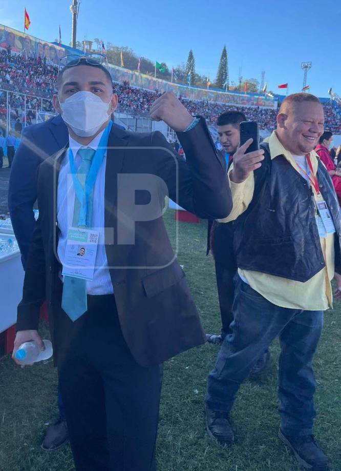 El boxeador hondureño Teófimo López viajó desde Estados Unidos y se hizo presenta al toma de posesión de Xiomara Castro.