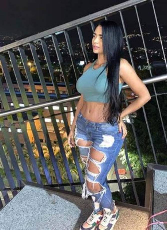 Luego la mujer contó que se comunicó con su familia en Colombia para alertarlos de lo que estaba pasando: 'En ese momento yo me lleno de miedo y de desesperación, y lo primero que hago es llamar a mi papá y ponerlo en conocimiento de lo que estaba pasando. Bajé (a la planta baja) a hablar con mi papá desesperada, y llorando le decía que se cuidaran, que tenía miedo por la vida de ellos, que (Villa) había hecho una llamada, que pida protección y que se fuesen de la casa para un lugar seguro'.