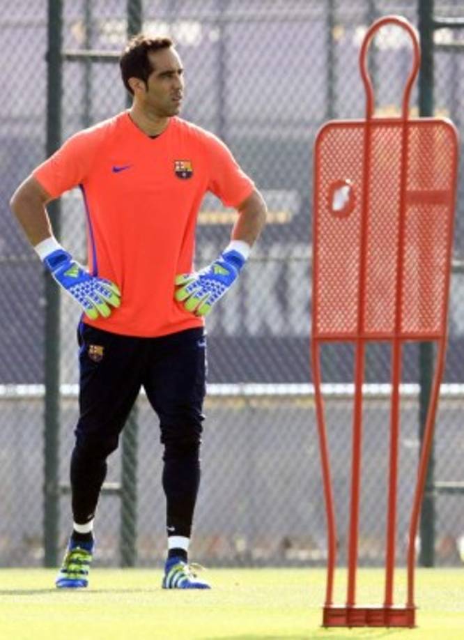 El secretario técnico del FC Barcelona, Robert Fernández, ha confirmado que el club azulgrana ha iniciado las conversaciones con el Manchester City para el traspaso del portero chileno Claudio Bravo al club inglés. 'Tenemos un principio de acuerdo con el Manchester City por Claudio Bravo. Esperamos acontecimientos esta semana. Cuando Claudio decida marcharse, esperamos tener un nuevo portero' ha dicho.