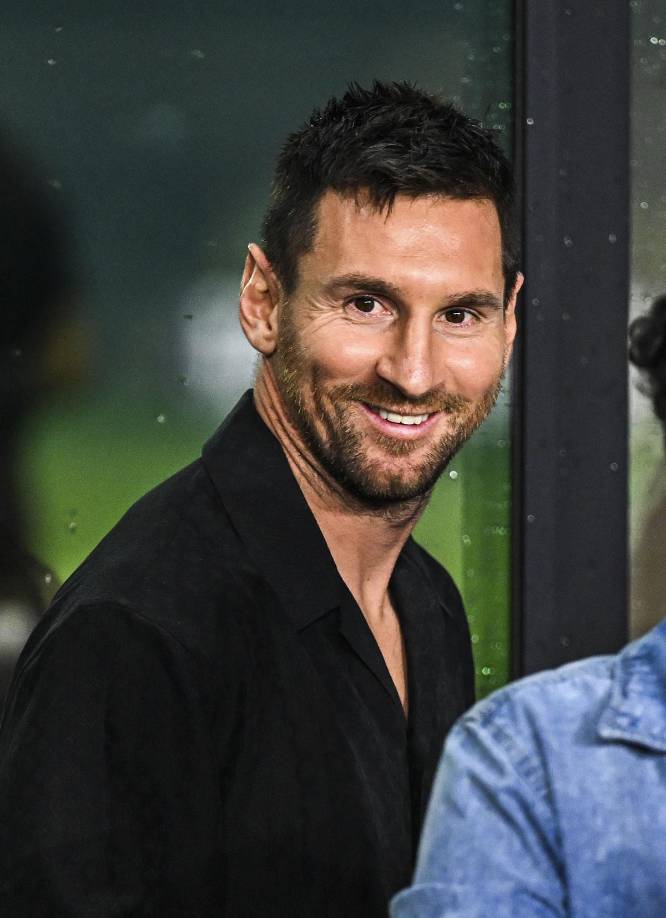 Lionel Messi llegaba sonriente al DRV PNK Stadium para ver la final que no pudo jugar por problemas musculares.