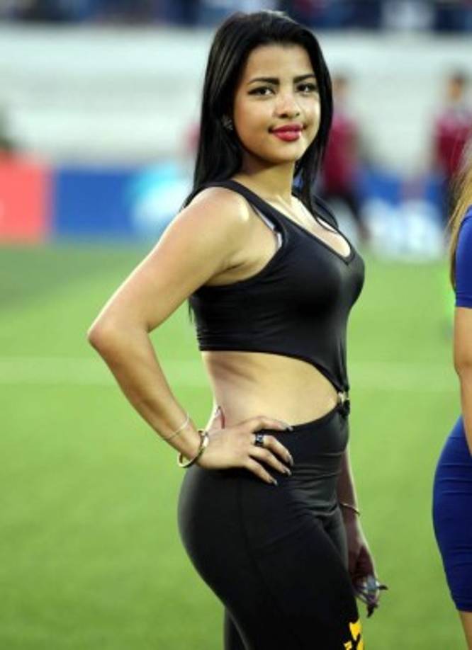 Esta joven robó miradas en el clásico Motagua-Olimpia.