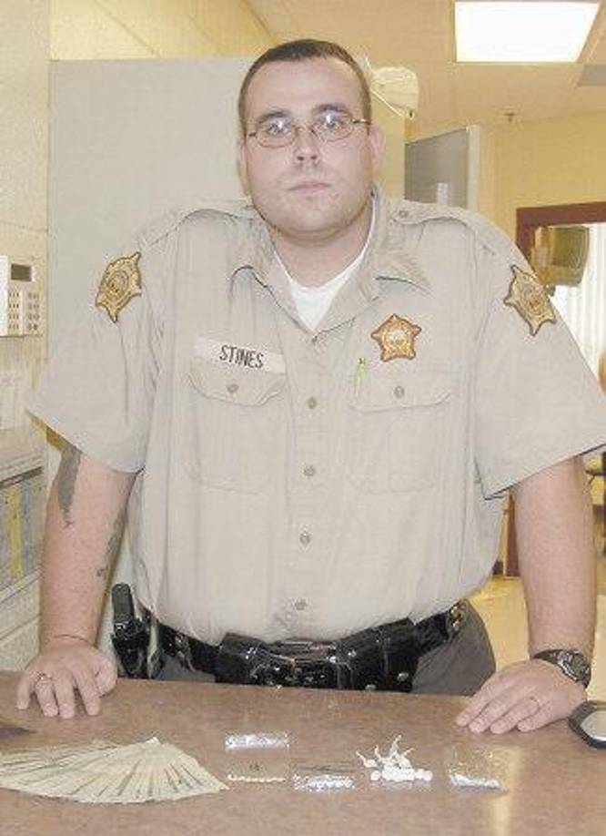 Stines había sido incluido recientemente en calidad de acusado en una demanda contra un oficial de su dependencia, quien se declaró culpable y fue sentenciado a prisión por violar a una presidiaria en más de una ocasión.