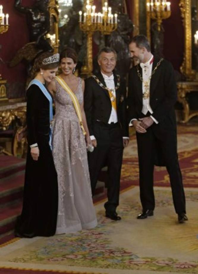 Los reyes de España y la pareja presidencial de Argentina lucieron las máximas condecoraciones entregadas por ambos gobiernos, en el caso de los Reyes, de la Orden del Libertador San Martín, y de Macri y Awada, de la Orden de Isabel la Católica, ellos en formato collar y ellas, gran cruz.