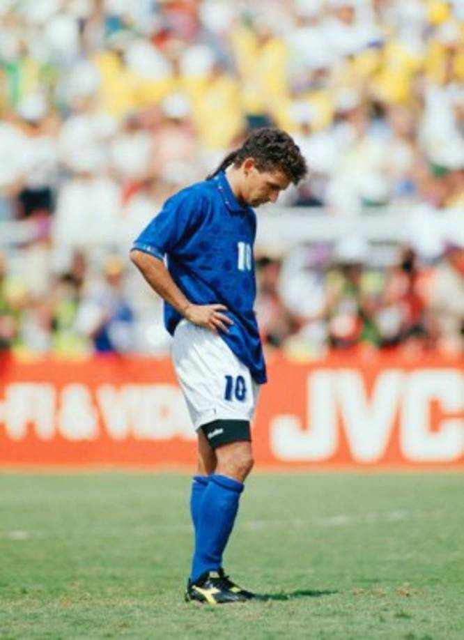 Roberto Baggio (18 de febrero de 1967), es un exfutbolista italiano que jugó como delantero. Con la selección italiana obtuvo el tercer lugar en el mundial de Italia 1990 y el subcampeonato en el mundial Estados Unidos 1994. En 1993 ganó el Premio RSS al mejor futbolista del año, el Balón de Oro de Europa y el Premio FIFA World Player.<br/><br/>Imagen tomada de http://www.zimbio.com/photos/Roberto+Baggio/Weekly+Bucket/5bRiQA9fNzI