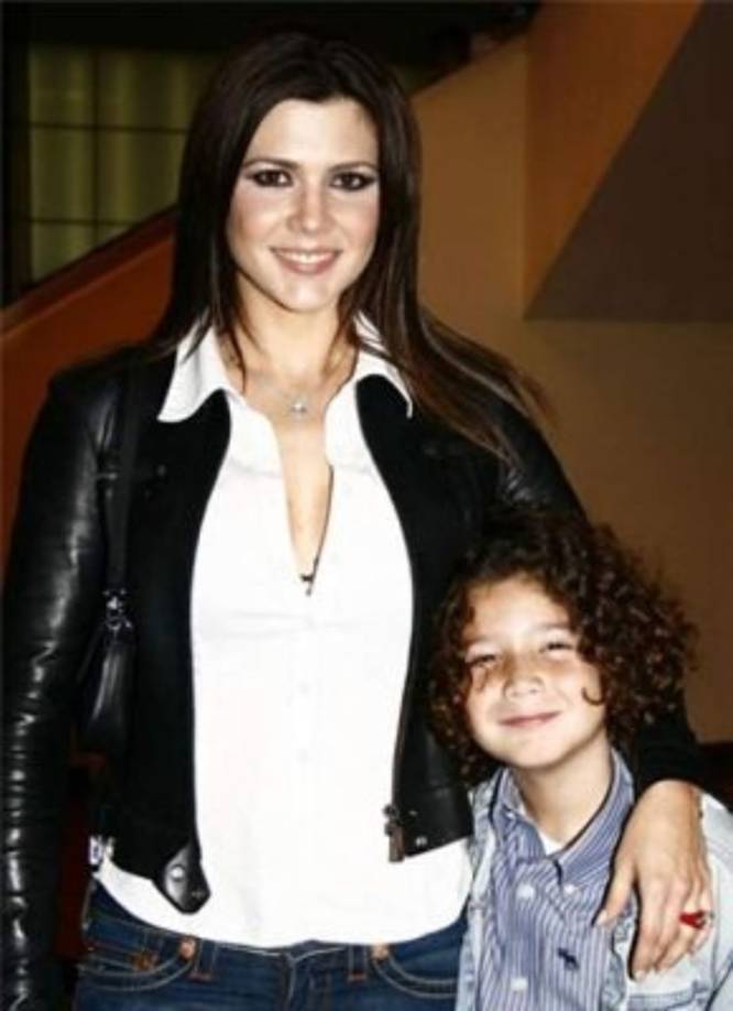 Alejandro, un enamorado empedernido, busco refugio en los brazos de Ximena Díaz, a quien presentó de manera oficial. Con ella procreó a Emiliano y Valentina.