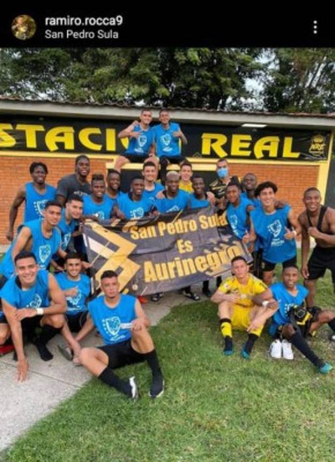 Los jugadores del Real España compartieron en sus redes sociales su festejo y posaron con una pancarta que decía: 'San Pedro Sula es aurinegro'. La foto ha generado todo tipo de comentarios.