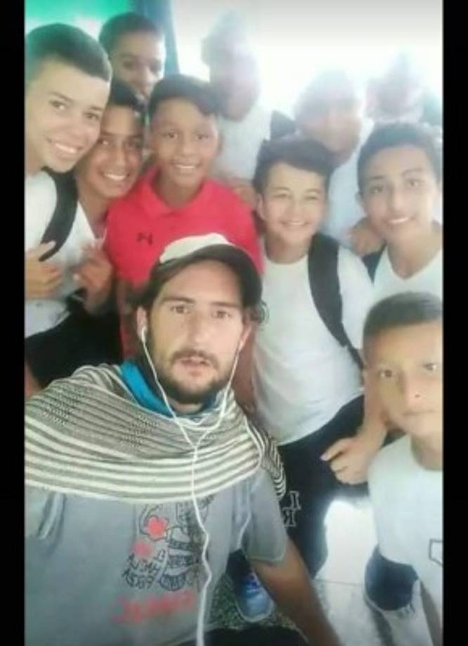 El aventurero escribió: 'En la escuela Cristóbal Colón (...) Por primera vez nos entregan la llave de una comunidad¡ La comunidad más grande de Centro américa! Cuando creíamos haber recibido todas las muestras de cariño nos sorprenden ¡Es un honor!! Gracias por ese recibimiento y el reconocimiento!<br/>