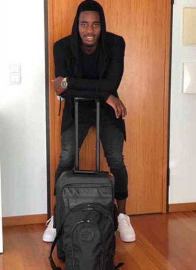 Bryan Róchez en su apartamento antes de salir a disfrutar de la tierra que vio nacer a Cristiano Ronaldo.