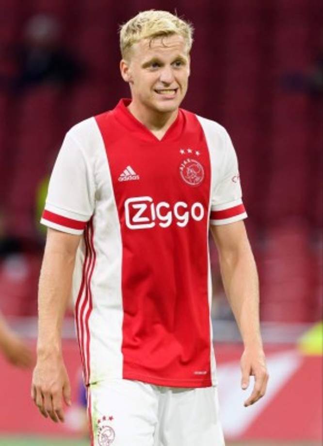 Donny van de Beek no ha sido convocado por el Ajax este sábado para un amistoso contra el Eintracht Frankfurt para evitar que una eventual lesión dificulte su salida. 'Se han producido acontecimientos que nos han hecho dejarle fuera de la convocatoria. Veremos qué sucede. Haremos un anuncio cuando haya algo en claro', dijo el técnico Erik ten Hag.<br/><br/>La prensa holandesa asegura que el Manchester United y el FC Barcelona son los dos equipos mejor colocados para ficharlo, aunque no descarta que termine firmando por el Real Madrid.