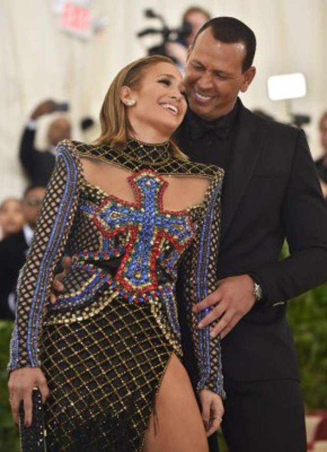 JLo llegó acompañada de su novio, el ex beisbolista Alex Rodríguez.