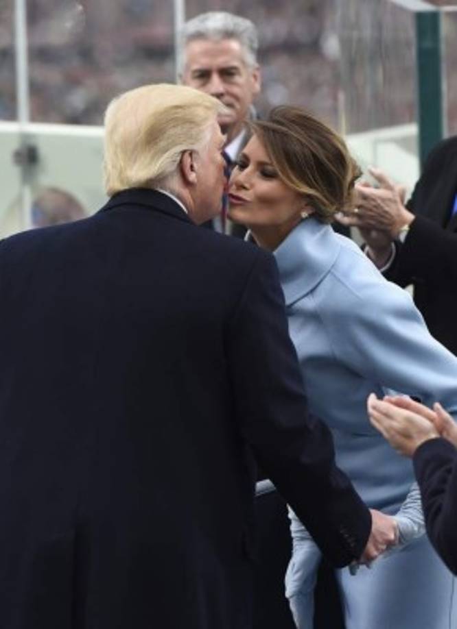 Trump recibe un beso de su esposa Melania.