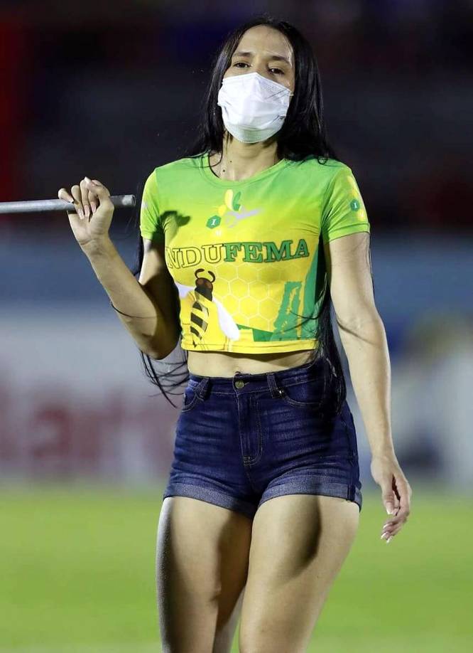 Otra de las edecanes que llamó la atención del lente de los fotógrafos.